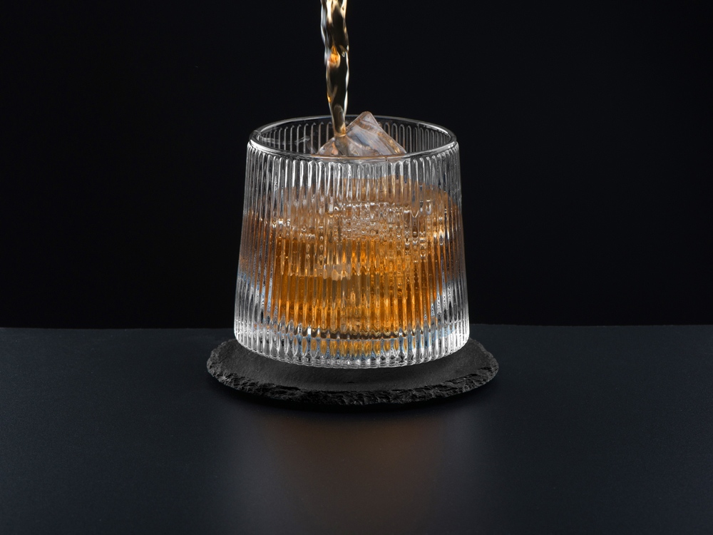 Вращающийся бокал для виски на сланцевом костере Ventura