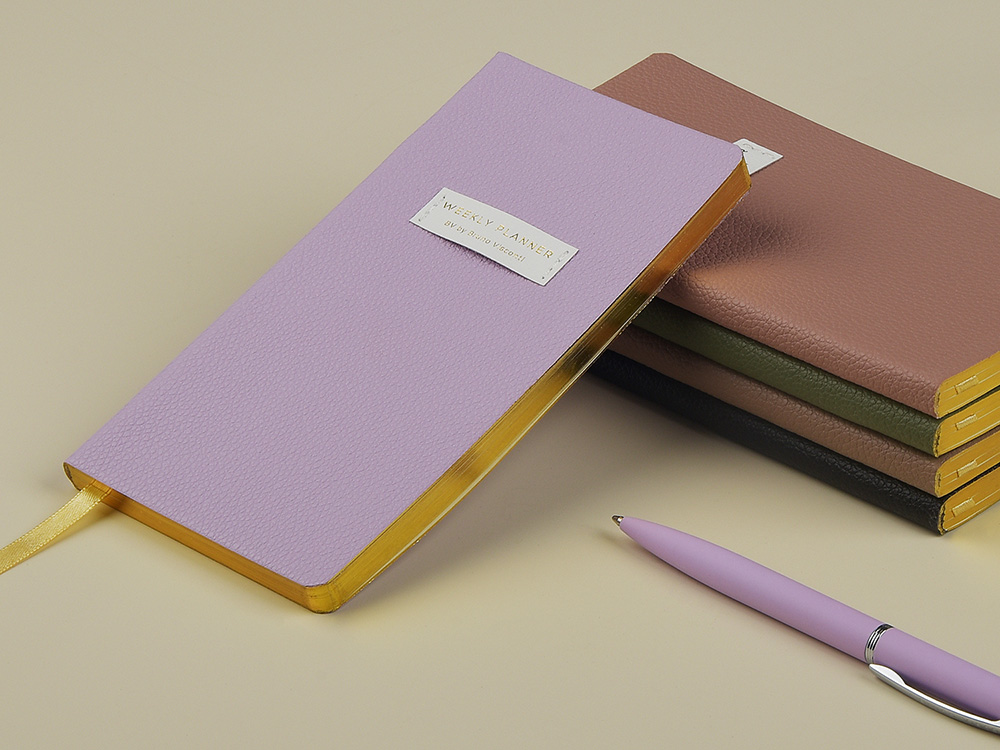 Еженедельник недатированный А6 Morandi. Пыльная роза с нашивкой, пыльно-розовый Еженедельник недатированный А6 Morandi. Пыльная роза с нашивкой, пыльно-розовый