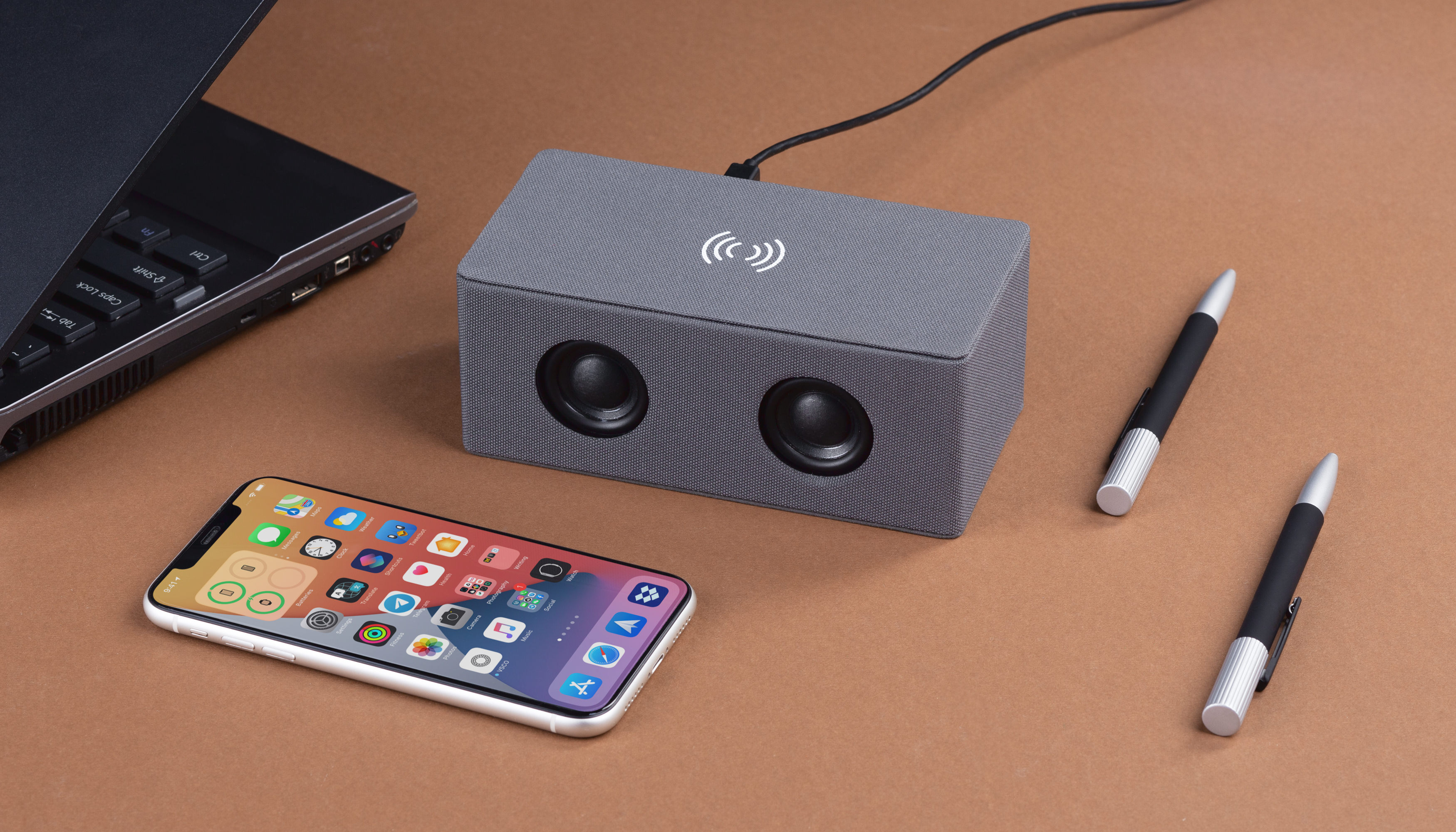 Bluetooth колонка "Cool Gray" с двумя динамиками (2х3Вт) и беспроводным зарядным устройством, переработанный пластик (RPET) Bluetooth колонка "Cool Gray" с двумя динамиками (2х3Вт) и беспроводным зарядным устройством, переработанный пластик (RPET)