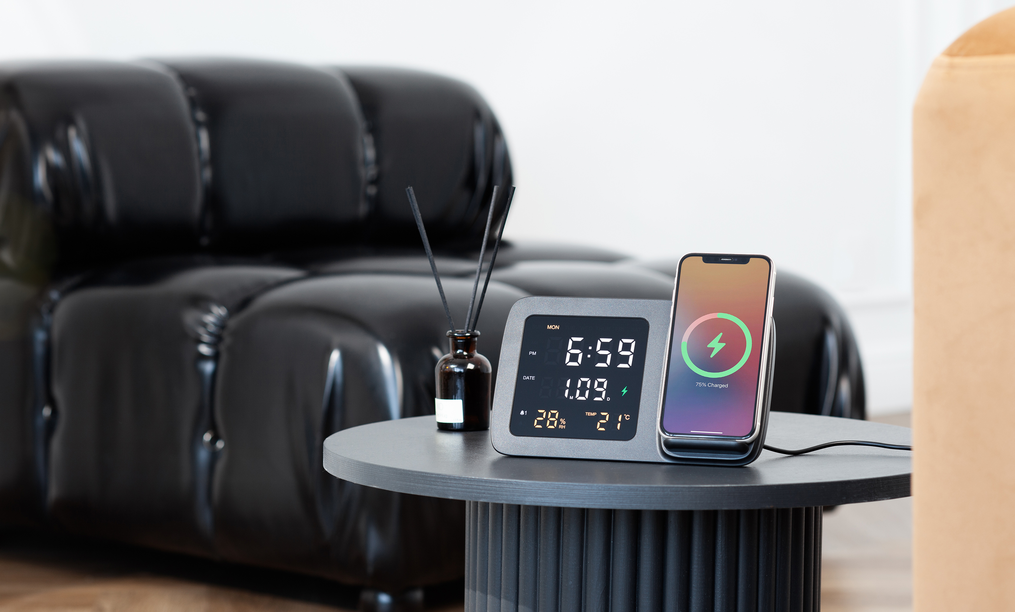 Настольные часы "Smart Screen" с беспроводным (15W) зарядным устройством, гигрометром, термометром, календарём, с подсветкой логотипа Настольные часы "Smart Screen" с беспроводным (15W) зарядным устройством, гигрометром, термометром, календарём, с подсветкой логотипа