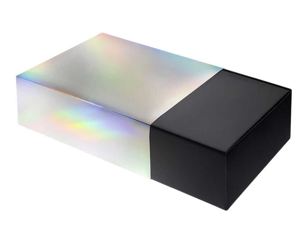 Подарочная коробка с голографическим шубером без печати Aurora, XL, 300х235х105 мм. Подарочная коробка с голографическим шубером без печати Aurora, XL, 300х235х105 мм.