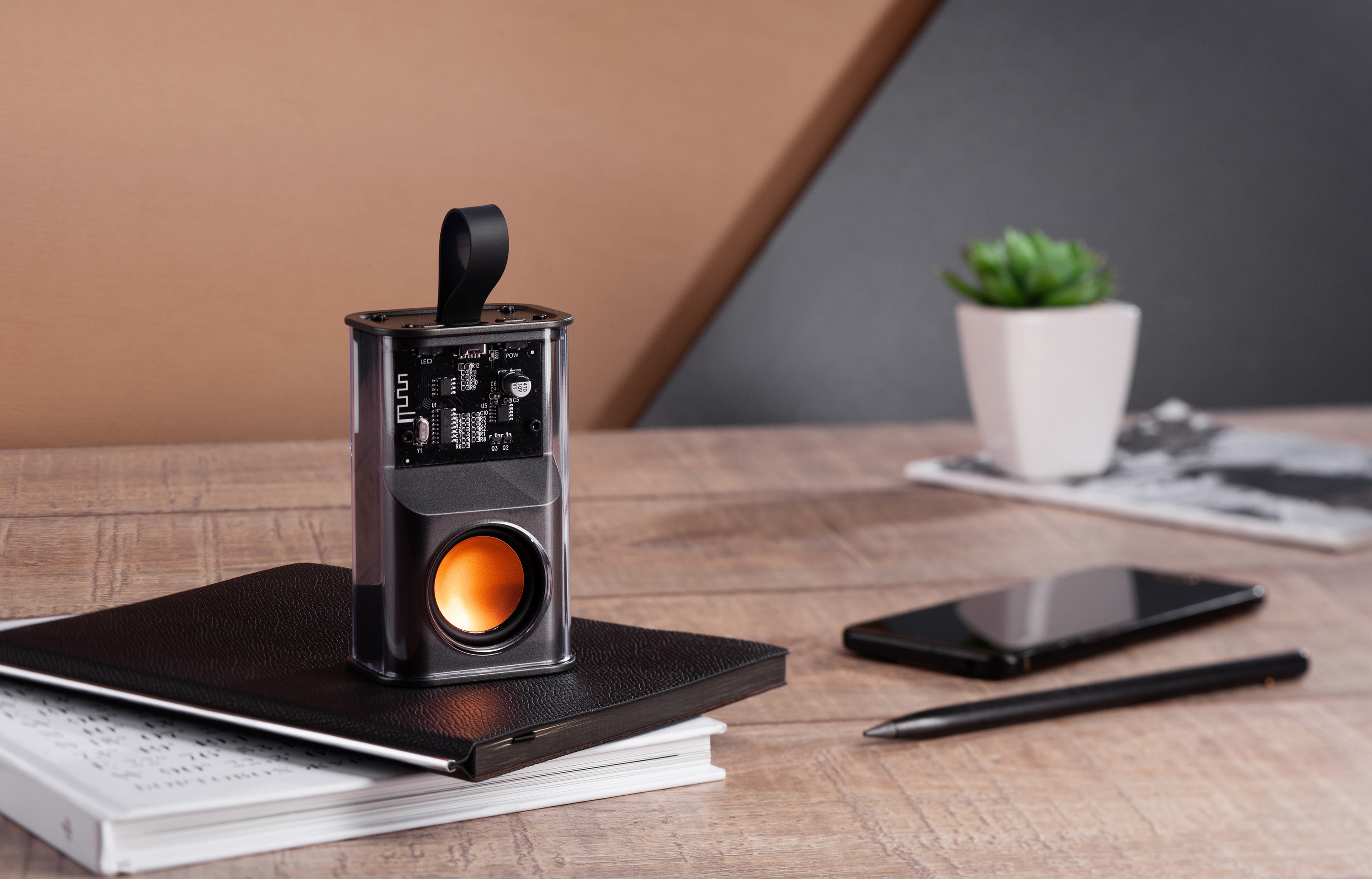 Bluetooth колонка "Hi-Fi" 5Вт с разноцветной подсветкой и прозрачным корпусом Bluetooth колонка "Hi-Fi" 5Вт с разноцветной подсветкой и прозрачным корпусом