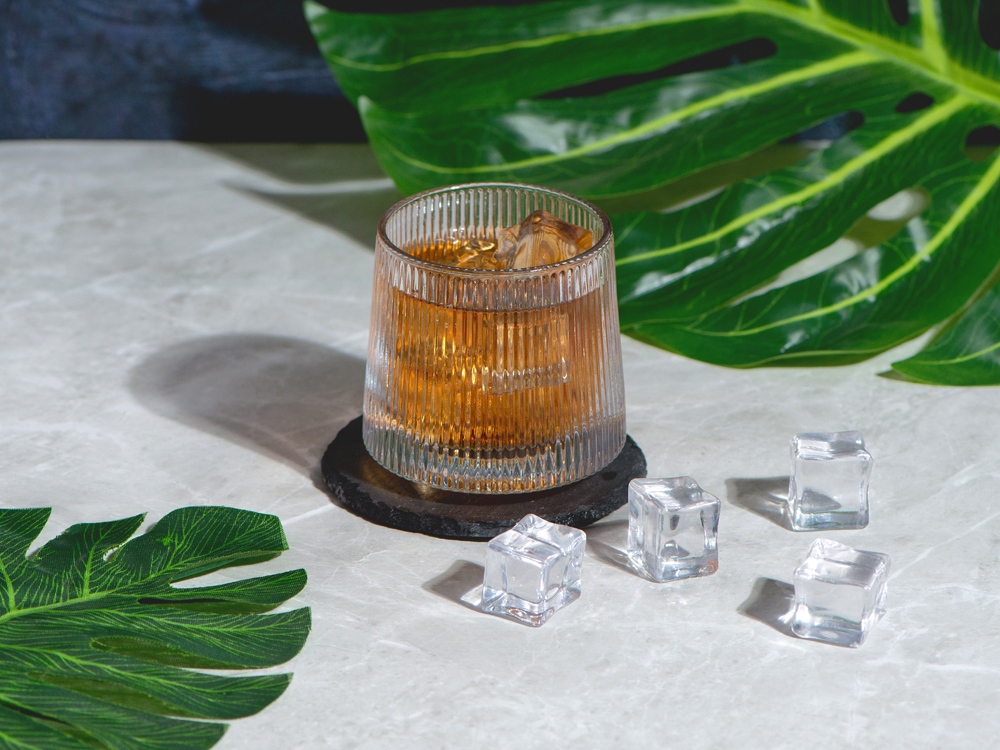 Вращающийся бокал для виски на сланцевом костере Ventura