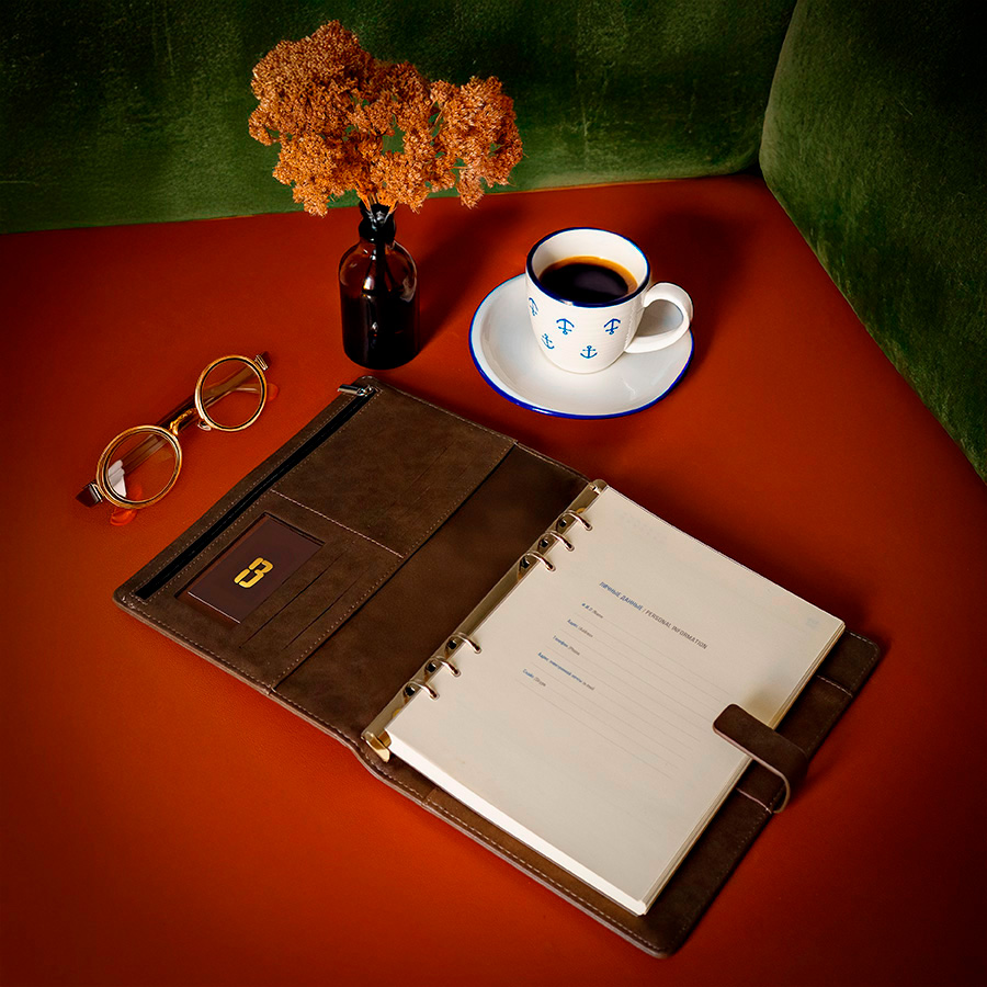 Ежедневник недатированный Coach, B5, коричневый, кремовый блок, подарочная коробка Ежедневник недатированный Coach, B5, коричневый, кремовый блок, подарочная коробка