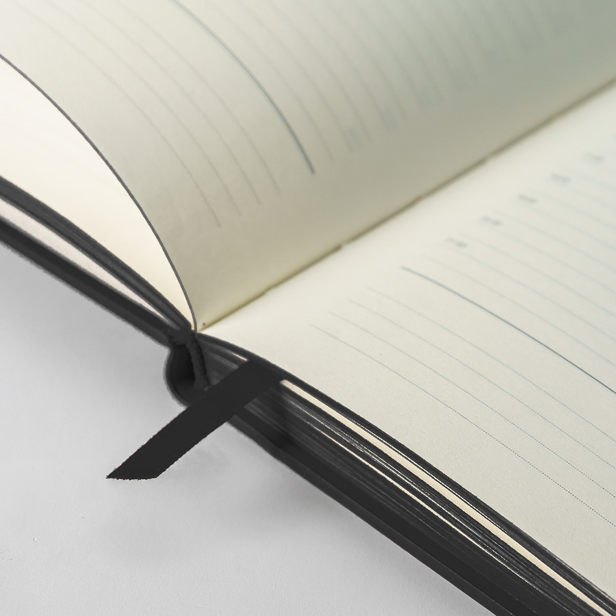 Ежедневник недатированный Solas, формат А5, с магнитом черный, кремовый блок в линейку