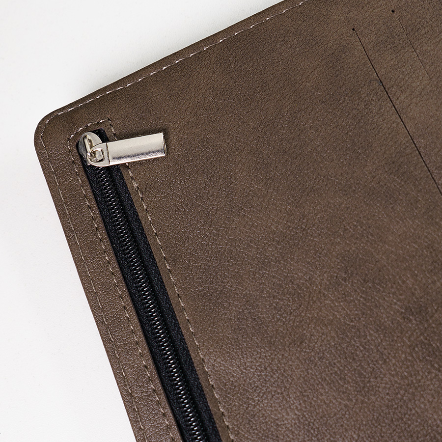 Ежедневник недатированный Coach, B5, коричневый, кремовый блок, подарочная коробка Ежедневник недатированный Coach, B5, коричневый, кремовый блок, подарочная коробка