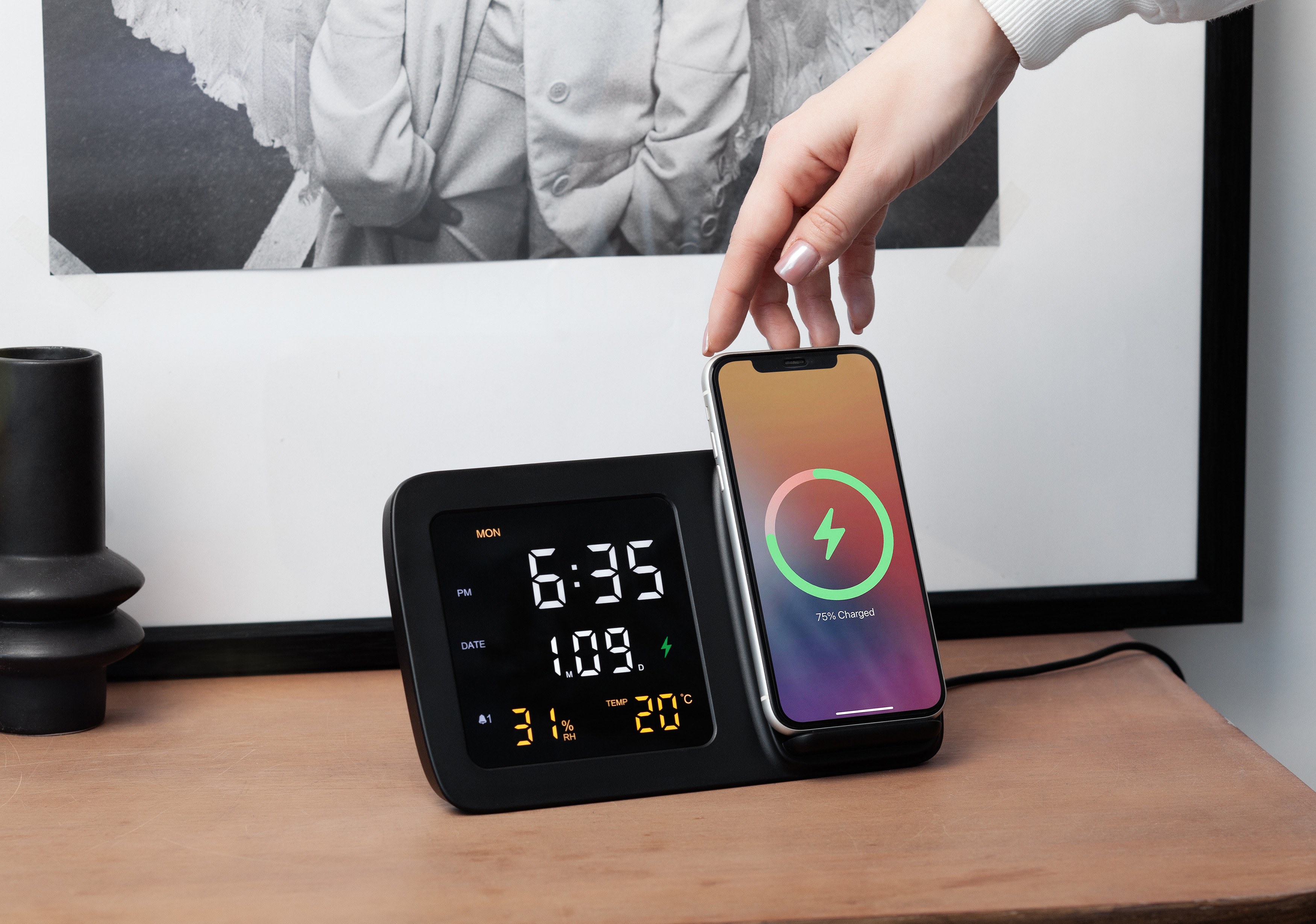 Настольные часы "Smart Screen" с беспроводным (15W) зарядным устройством, гигрометром, термометром, календарём, с подсветкой логотипа Настольные часы "Smart Screen" с беспроводным (15W) зарядным устройством, гигрометром, термометром, календарём, с подсветкой логотипа