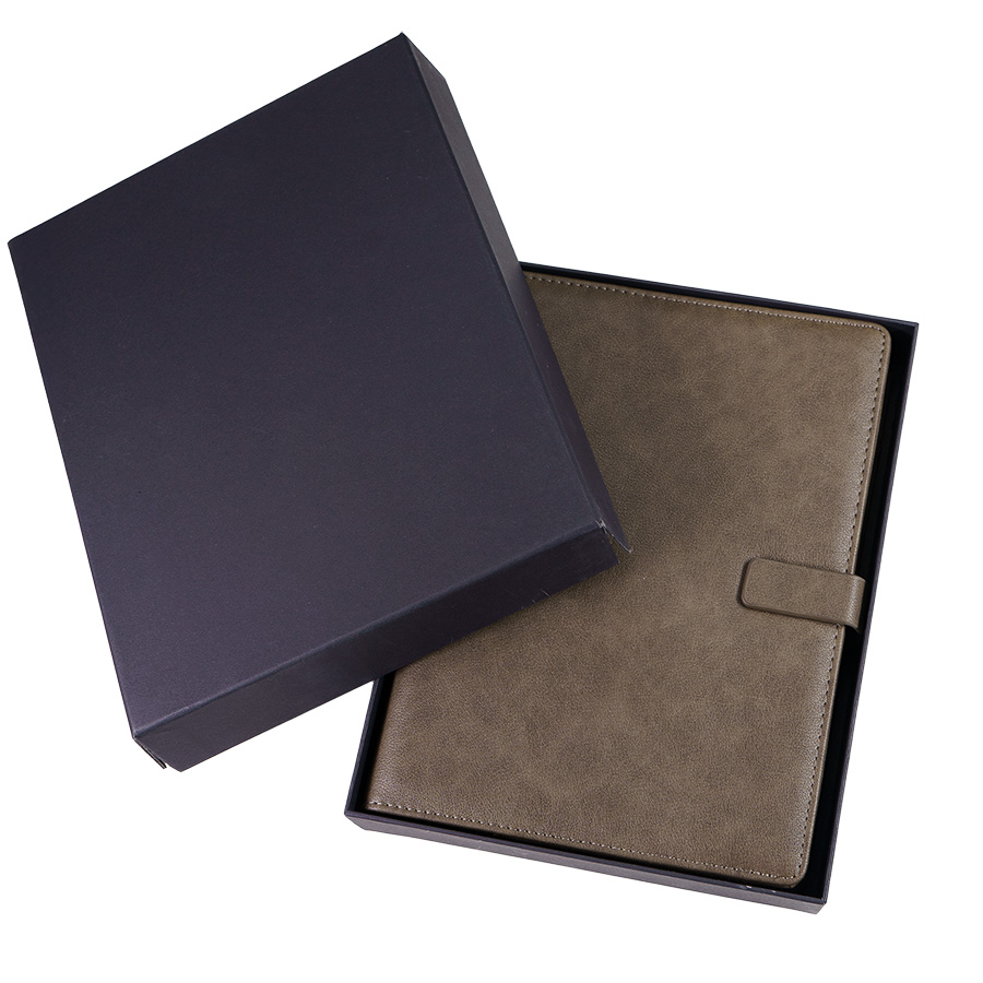 Ежедневник недатированный Coach, B5, коричневый, кремовый блок, подарочная коробка Ежедневник недатированный Coach, B5, коричневый, кремовый блок, подарочная коробка