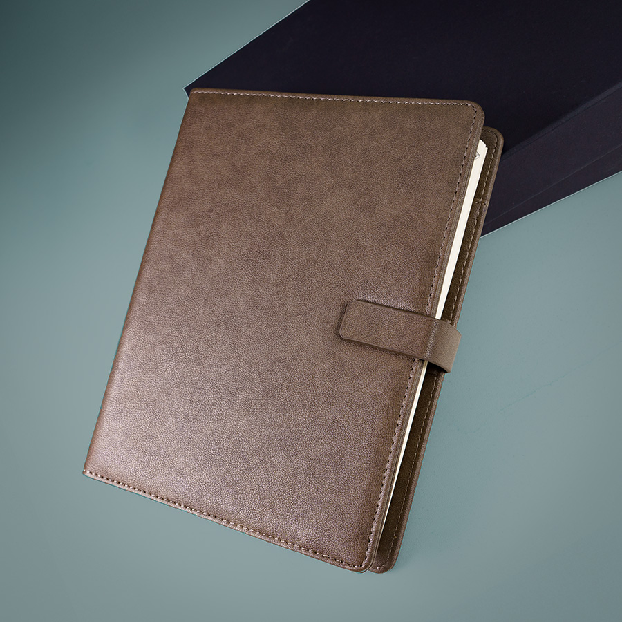 Ежедневник недатированный Coach, B5, коричневый, кремовый блок, подарочная коробка Ежедневник недатированный Coach, B5, коричневый, кремовый блок, подарочная коробка