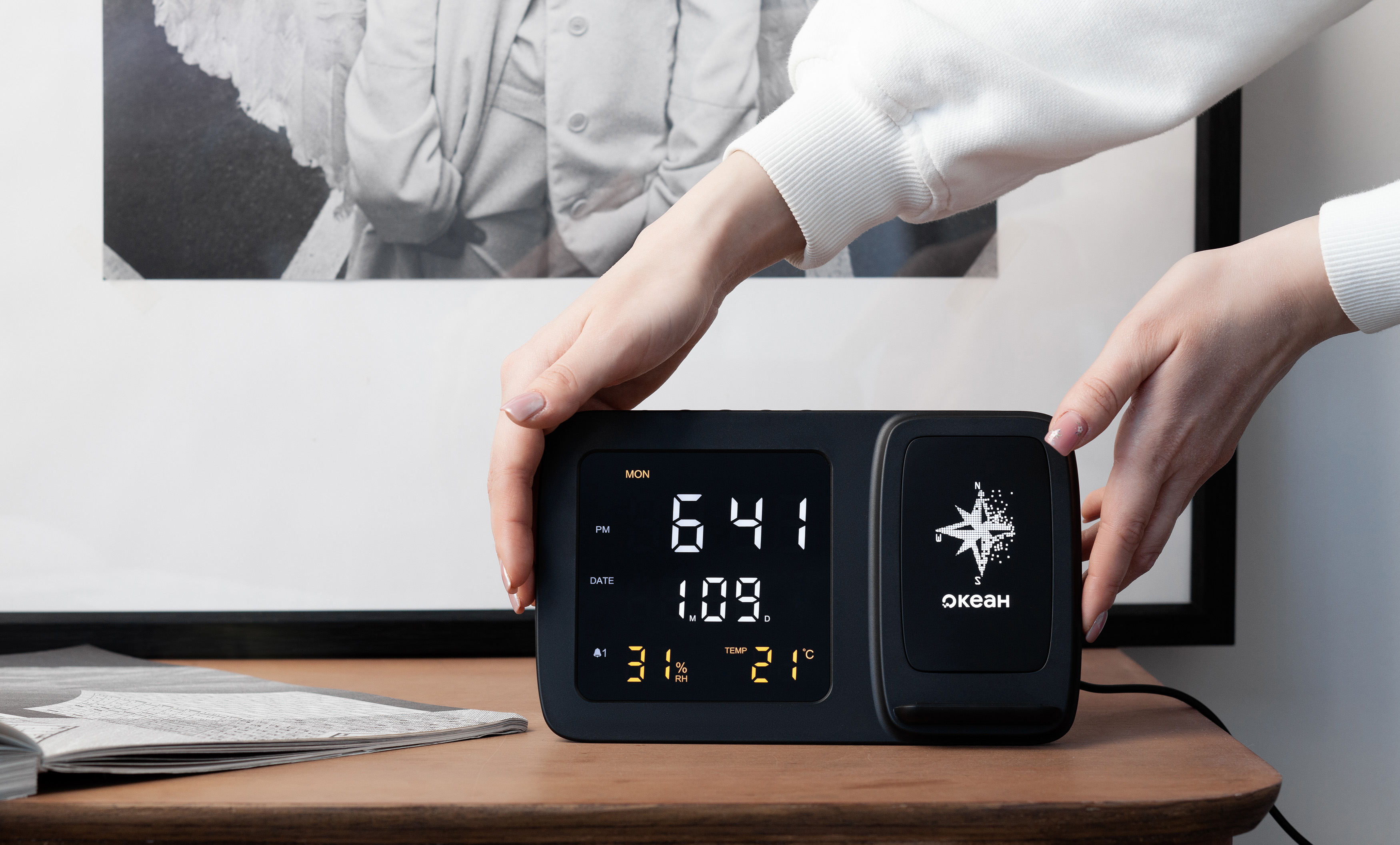 Настольные часы "Smart Screen" с беспроводным (15W) зарядным устройством, гигрометром, термометром, календарём, с подсветкой логотипа Настольные часы "Smart Screen" с беспроводным (15W) зарядным устройством, гигрометром, термометром, календарём, с подсветкой логотипа