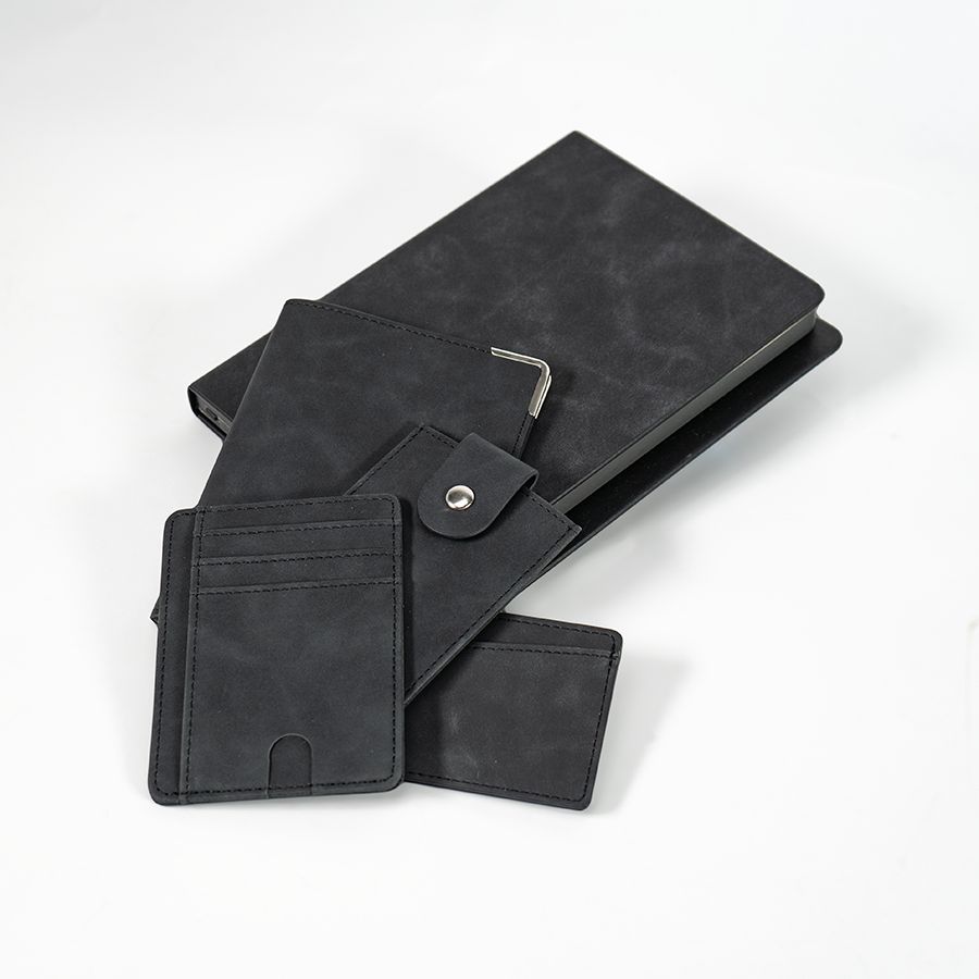 Ежедневник недатированный Solas, формат А5, с магнитом черный, кремовый блок в линейку