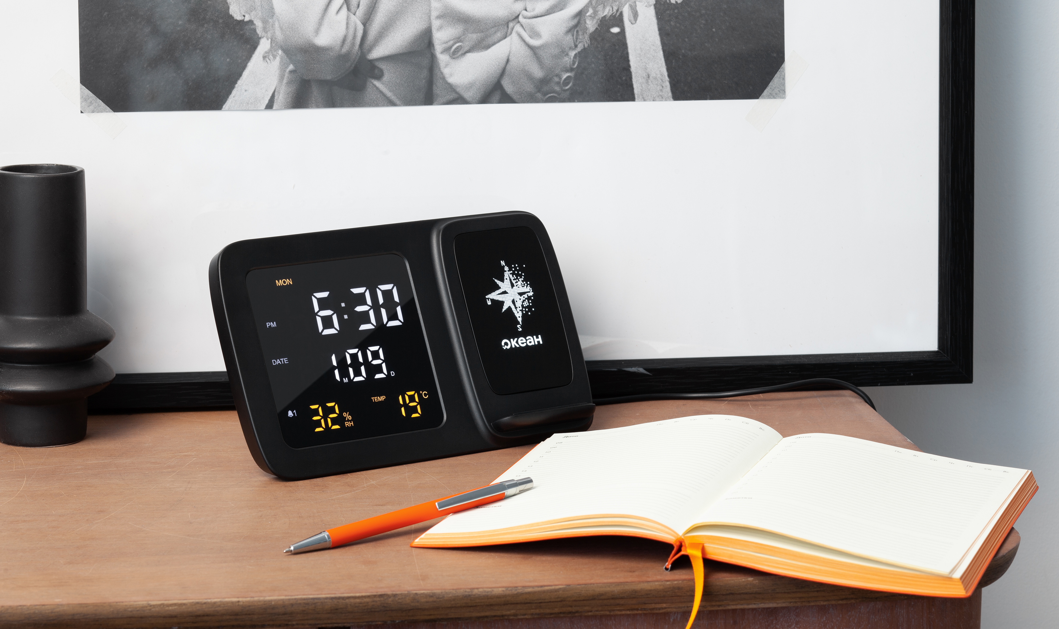 Настольные часы "Smart Screen" с беспроводным (15W) зарядным устройством, гигрометром, термометром, календарём, с подсветкой логотипа Настольные часы "Smart Screen" с беспроводным (15W) зарядным устройством, гигрометром, термометром, календарём, с подсветкой логотипа
